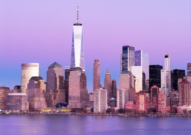 New York gökyüzü manzarası. Manhattan limanının ufuk çizgisi manzarası. New York City panoramik silueti. Manhattan silueti manzarası. Alacakaranlıkta New York 'ta. Manhattan gökdelenleri gün batımında