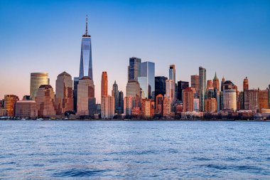 New York ufuk çizgisi şehir manzarası. New York Panorama City silueti. Akşam karanlığında New York Manhattan 'da. Şehir merkezindeki kuleleri olan New York silueti. New York Şehri Ufuk Çizgisi Seyahat Yeri