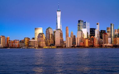 Camdan kuleleri olan New York Manhattan silueti. New York 'un gökyüzü kentsel manzarası. New York Panorama City ufuk çizgisi manzaralı. New York Manhattan gökyüzü alacakaranlıkta parlıyor