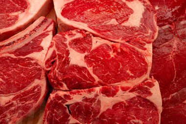 Sığır eti taze ve kaliteli görünüyor. Biftek zengin doğal mermerleri gösteriyor. Sığır eti yemek için hazır. Sığır eti bize yüksek protein kalitesi verir.