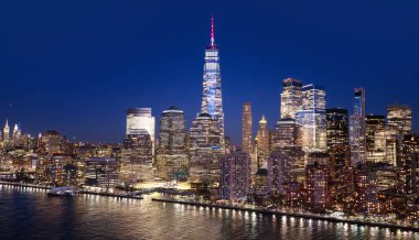 Alacakaranlıkta New York 'ta. Manhattan gökdelenleri gün batımı. New York şehri panoraması. Akşam karanlığında Manhattan panoramik gökdelenleri. Manhattan ufuk çizgisi kıyısı. Günbatımında New York şehrinin silueti