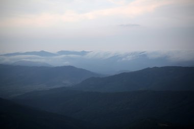 dağlar ve gökyüzü