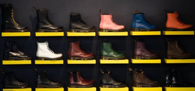 Çizmeler moda perakendecisi. Çizmeler renkli ayakkabıları gösteriyor. Çizmeler modern tarzı gösterir. Botlar içeriden alışveriş yapar