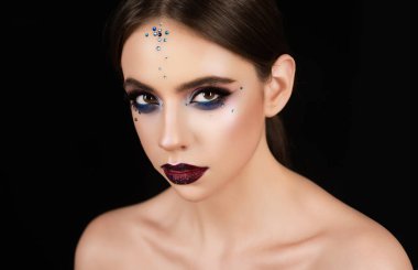 Makyajcı kadın portresi. Makyaj modeli yüzü. Makyaj dumanlı gözler. Makyaj cazibesi lüks