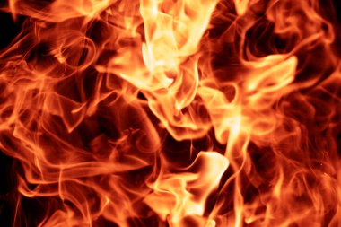 Siyah üzerine ateş. Ateş alevi. Ateş kıvılcımları. Ateş parlama etkisi