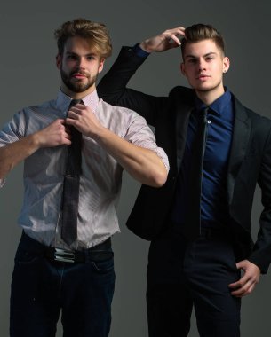 Erkek modeller stüdyoda poz veriyor. Moda tarzı gösteren seksi eşcinsel çift. Tarz sahibi erkekler gurur duyar. Zarif kıyafetli yakışıklı erkek arkadaş. Moda erkek modeller. Moda adamları poz veriyor. Şık eşcinsel çift.