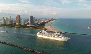 Miami bölgesi gökyüzü manzarası. İHA 'dan Miami sahiline. Panoramik Miami kıyı şeridi. Miami Şehri