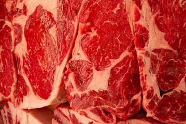 Sığır eti taze ve kaliteli görünüyor. Biftek zengin doğal mermerleri gösteriyor. Sığır eti yemek için hazır. Sığır eti bize yüksek protein kalitesi verir.