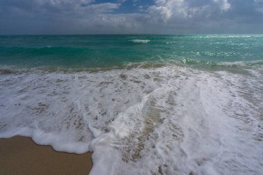 Tropik sahil şeridi. Egzotik deniz plajı. Köpüklü deniz dalgaları. Güneşli deniz plajı tatili. Deniz kıyısı tatili