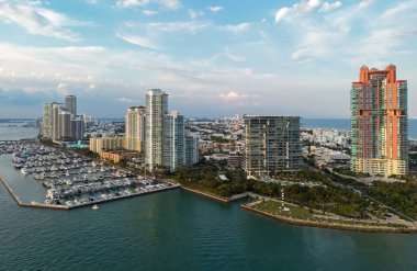 Miami Rıhtımı, Güney Noktası. Miami sahili kıyısı. Gökdelenleri olan Miami şehri manzarası. Miami Plajı silüeti