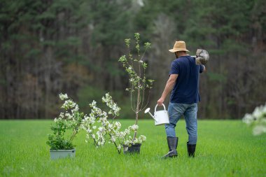 Bahçıvan çiftçi bahar bahçesinde çalışıyor. Bahçede kürekli bir çiftçi. Kırsal bahçıvan arazi işliyor. Meyve bahçesinde olgun bir çiftçi. İşçi çiftçi tohum ekiyor. Arka bahçede bitkiler yetiştiriyor.
