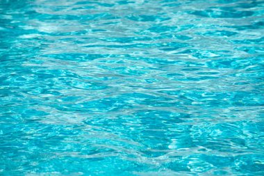 Su altyapısı. Mavi su, dalgalar ve röfleler. Su yüzeyinin dokusu ve fayanslı alt