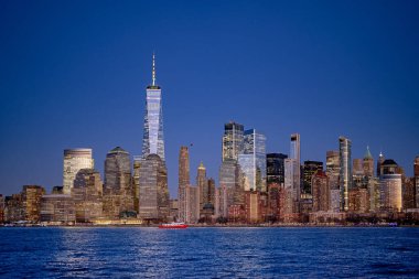 Panoramik şehir manzaralı New York gökdelenleri. New York şehrinin ufuk çizgisi geniş afiş manzaralı. Camdan kuleleri olan Manhattan silueti. Kentsel bir manzara olarak New York silueti. New York 'un gökyüzü manzarası
