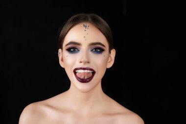 Makyaj portresi. Makyaj mankeni. Makyaj ruju. Makyaj sanatı