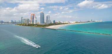 Miami bölgesi gökyüzü manzarası. İHA 'dan Miami sahiline. Panoramik Miami kıyı şeridi. Miami Şehri
