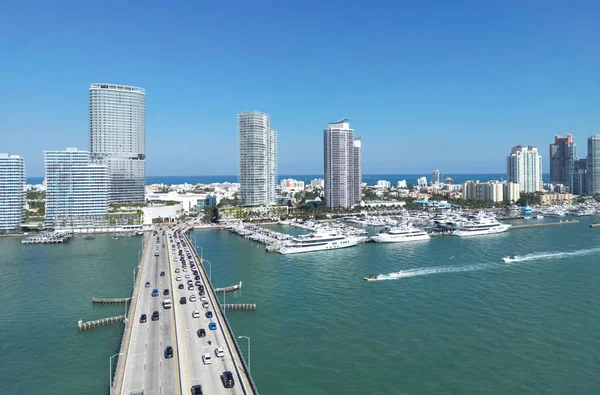 Miami 'deki MacArthur Geçidi. Biscayne Körfezi köprüsü. Miami Beach, Florida 'nın güzel sahil manzarası. Miami sahili kıyısı. Miami kıyısı
