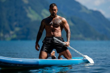 Alps Gölü 'nde yaz turizmi sörf macerası. Yaz özgürlüğü ve seyahat. Sakin su tatili sırasında yaz turizmi. Doğa ile yaz turizmi yaşam tarzı