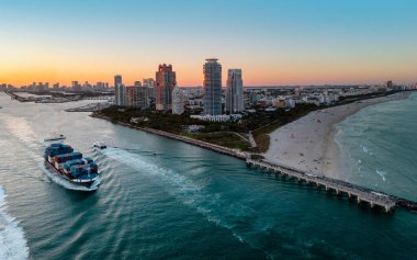 Akşam Miami 'nin insansız hava aracı çekimi. Miami bölgesi gökyüzü manzarası. Miami kıyı şeridi. Gece Miami Sahili 'nin havadan görünüşü