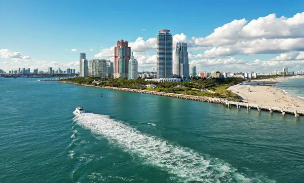 İHA 'dan Miami sahiline. Miami bölgesi gökyüzü manzarası. Panoramik Miami kıyı şeridi. Miami kıyısı