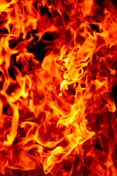 Ateş yakma kavramı. Ateş kıvılcımları. Yangın arka planı. Ateş etkisi