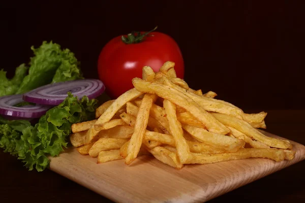 Potatischips och grönsaker — Stockfoto