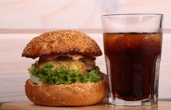 Hamburger i cola — Zdjęcie stockowe