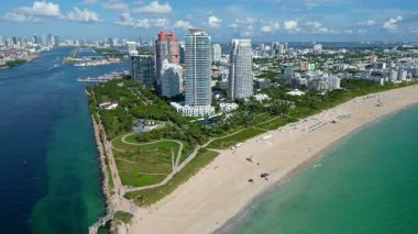 Okyanusun üzerindeki Miami plajı silueti. Miami sahili, lüks deniz kuleleri. Miami plajı hava manzarası. Güney Noktalı Miami sahnesi