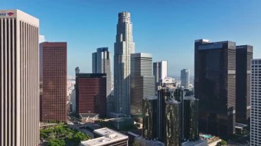 İHA açısından Los Angeles. İnsansız hava aracı görüntüsünden Los Angeles şehri. Los Angeles şehri yukarıdan. Los Angeles üzerinde İHA uçuşu. Los Angeles kulelerinin hava görüntüsü