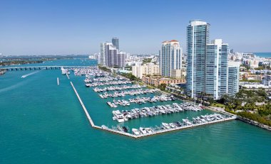 Miami Rıhtımı, Güney Noktası. Miami sahili kıyısı. Gökdelenleri olan Miami şehri manzarası. Miami Plajı silüeti