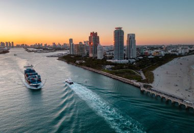 İHA 'dan Miami sahil şeridine. Miami gece kıyısı şehir manzarası. Miami kıyı şeridi. Panoramik Miami akşam kıyısı