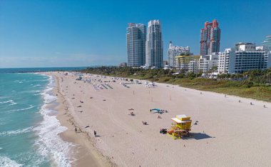 Turkuaz okyanus ve gökyüzü olan Miami kıyısı. Miami Beach silueti. Miami 'nin ünlü okyanusu. Miami kıyısı