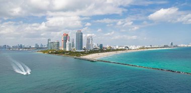 İHA 'dan Miami sahiline. Miami bölgesi gökyüzü manzarası. Panoramik Miami kıyı şeridi. Miami kıyısı