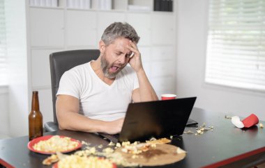 Bir adam sabahları baş ağrısından muzdarip. Yorgun çalışan sabah baş ağrısı nedeniyle başını tutuyor. Orta yaşlı iş adamı baş ağrısıyla boğuşuyor. Ofis çalışanı baş ağrısı yüzünden acı hisseder.