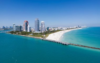 Gökdelenleri olan Miami şehri manzarası. Miami Rıhtımı, Güney Noktası. Miami sahili kıyısı. Miami Plajı silüeti