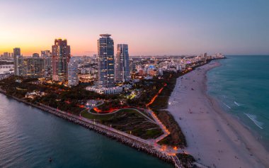 Miami rıhtımında geceleyin güney noktasında. Gece Miami Okyanusu kıyısında. Miami kıyı şeridi. Panoramik Miami akşam kıyısı