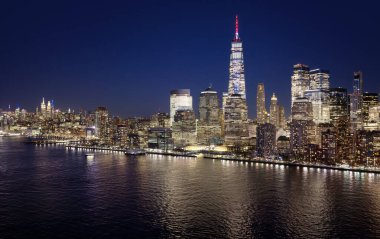 NYC şehir manzarası panoraması. New York gece silueti sahnesi. Manhattan gece manzarası. New York rıhtım silueti. New York şehir merkezi gökyüzü manzaralı. Gece vakti panoramik gökdelenlerde