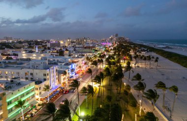 Miami plajı kıyısı, Ocean Drive 'da, alacakaranlıkta. Ocean Drive 'da Miami alacakaranlık sahili. Ocean Drive 'da Miami Sahili alacakaranlık silueti. Miami 'deki Ocean Drive' da ünlü bir akşam