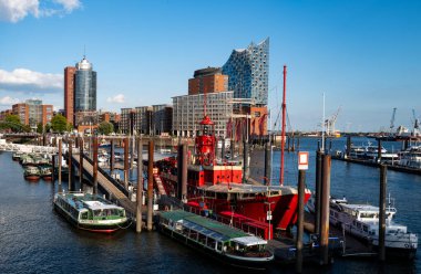 Elbphilharmonie Hamburg açık gökyüzünün altında parlıyor. Elbphilharmonie Hamburg rıhtımın hakimi. Elbphilharmonie Hamburg modern mimariyi yansıtıyor