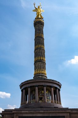 Berlin 'de Zafer Kolonu. Parlak gökyüzünün altındaki tarihi anıt. Berlin 'in üstündeki Altın Heykel Zafer Kolonu. Turistler ikonik Zafer Sütununu ziyaret ediyor. Berlin 'de mimari detaylar
