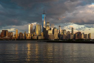 New York, New York şehrinin gökyüzü bulutlarıyla dolu silueti. New York Gökdelenleri. New York City silueti, ABD 'de Manhattan şehri manzarası. Manhattan 'da panoramik manzara. New York silueti. New York, New York
