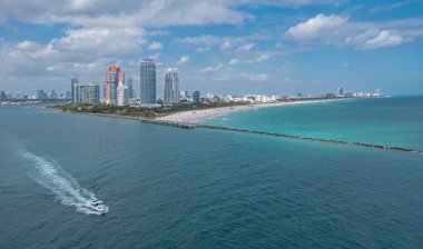 Miami şehri hava manzarası. Miami sahili şehir manzarası. Miami Plajı şehir merkezinde. Miami Okyanusu kıyısı