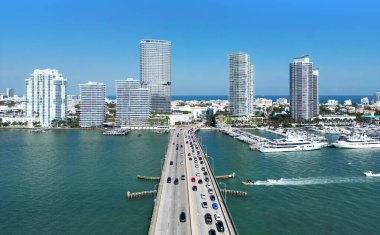 Miami 'deki MacArthur Geçidi. Güney Miami Sahili 'nin en iyi manzarası. Turkuaz okyanus ve gökyüzü olan Miami kıyısı. Miami Beach silueti. Biscayne Körfezi Köprüsü