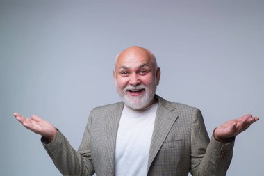 Yaşlı erkek şaşkınlığa duygusal tepki gösteriyor. Şaşırmış suratlı olgun bir adamın portresi. Korku ve kafa karışıklığını gösteren son sınıf modeli. Kafası karışmış yaşlı bir adamın izole edilmiş portresi.