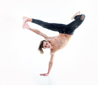 Dansçı güçlü break dans dengesi. Dansçı atletizm hareketi. Dansçı dayanıklılık esnekliği pozu. Dansçı modern şehir performansı