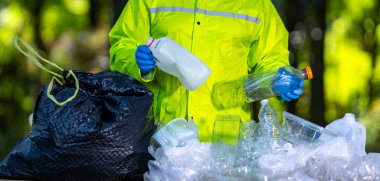 Yeşil alışkanlıklar ekolojiyi korur. Çöp toplamak ekolojiyi kurtarır. Çevre gönüllüleri daha temiz bir ekoloji için çalışıyor. Eko, insanlar onu koruduğunda iyileşir. Geri dönüştürülebilir atık ekolojiyi destekler