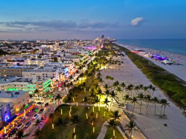 Miami City 'de Ocean Drive gece panoraması var. Ocean Drive 'da Miami gecesi. Akşamları Ocean Drive ile Miami City 'de. Akşam Ocean Drive manzaralı Miami
