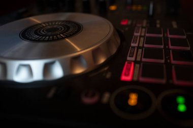 DJ, elektronik müzik kumandasıyla parçaları karıştırıyor. Gece kulübünde DJ turntable ses mikserinin yakın çekimi. Müzik yapımcısı. DJ ritim ve ses. Ses karışımı. DJ denetleyici