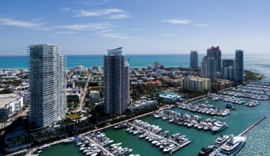 Miami Rıhtımı, Güney Noktası. Miami sahili kıyısı. Gökdelenleri olan Miami şehri manzarası. Miami Plajı silüeti