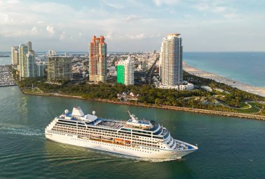 İHA 'dan Miami sahiline. Miami bölgesi gökyüzü manzarası. Panoramik Miami kıyı şeridi. Miami kıyısı