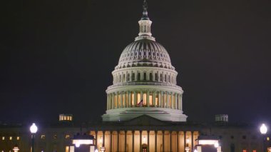Capitol cephesi karanlıkta parlıyor. Washington DC gece mimarisi. Gece İkongre Kubbesi. Capitol gecesi yakın çekim görüntüsü. DC hükümet binası, gece. Capitol Tepesi usulca parlıyor
